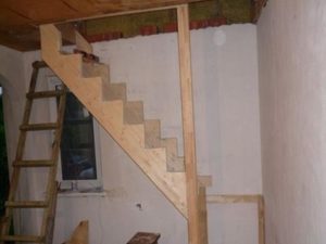 Монтаж лестницы с забежными ступенями