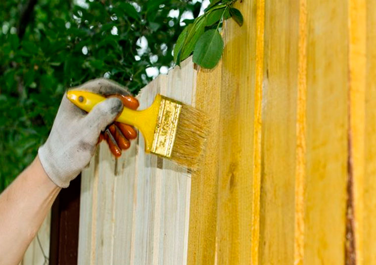 Чем лучше покрасить деревянный забор