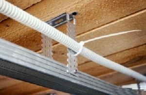 Как обшить потолок пластиковыми панелями своими руками?