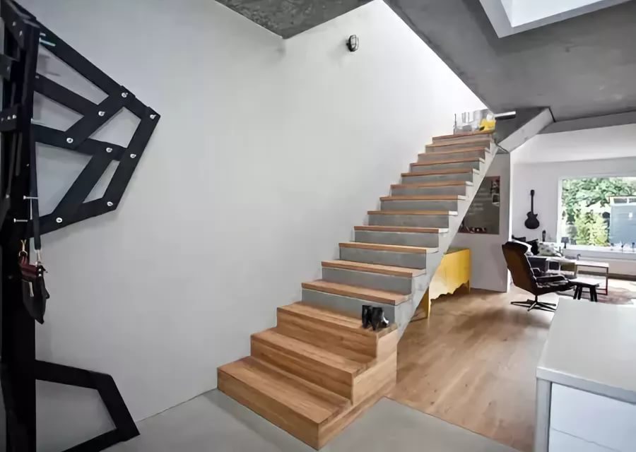 Пример отделки ступеней бетонной лестницы деревом: инструкция с фото