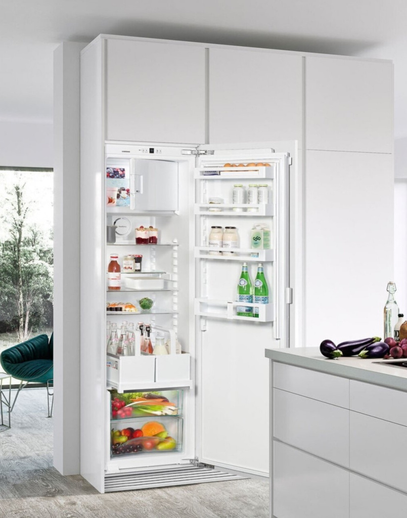 Встроенный холодильник в интерьере кухни и других комнат (+50 фото)
