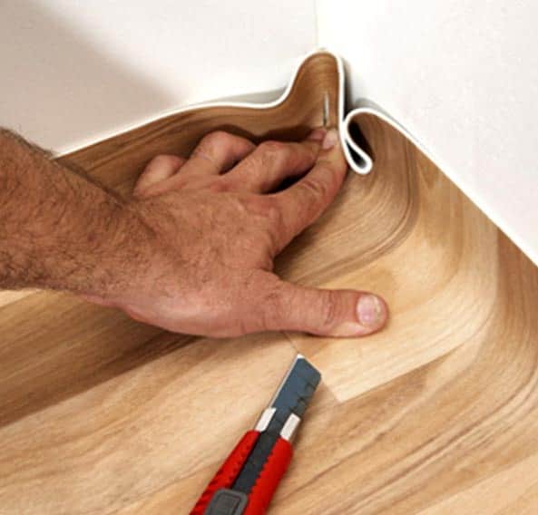 Как уложить линолеум своими руками на бетонный или деревянный пол